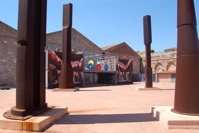 Un'installazione di Luciano Chinese nei giardini della Thetis all'arsenale di Venezia durante la Biennale d'Arte 2017. Davanti alcune sculture di Beverly Peppers.